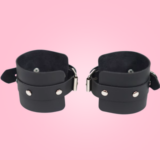 A close up of the wrist cuffs, these cuffs are adjustable.