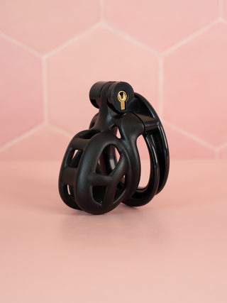 A side view of the Cobra Double Cuff, you can see the double cuff base ring and integral lock. The cage shown is in black.