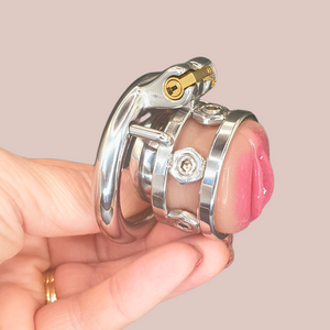 A side view of the Pussy Ring with its flat base ring fitted to the assembled cagef.