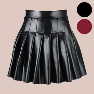 A close up front view of the PU Leather pleated mini skirt you can see just how soft and shiny the material is.. To the right of the image the 2 circles show the colours available black and burgundy.