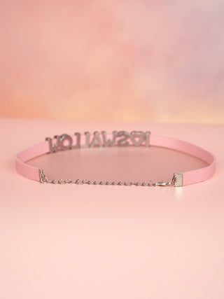 A rear view of the necklace, you can see the extendable chain 