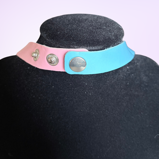 A close up to the rear of the choker, the adjustable popper attachments can be seen.