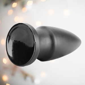 A side view of the black anal plug, from this angle the base can be seen, it shows the sucker that can be attached to a wall.